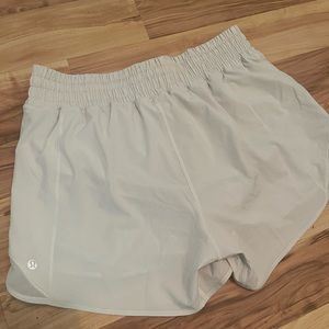 Lululemon “Bone” Hotty Hot High Rise inseam 4"